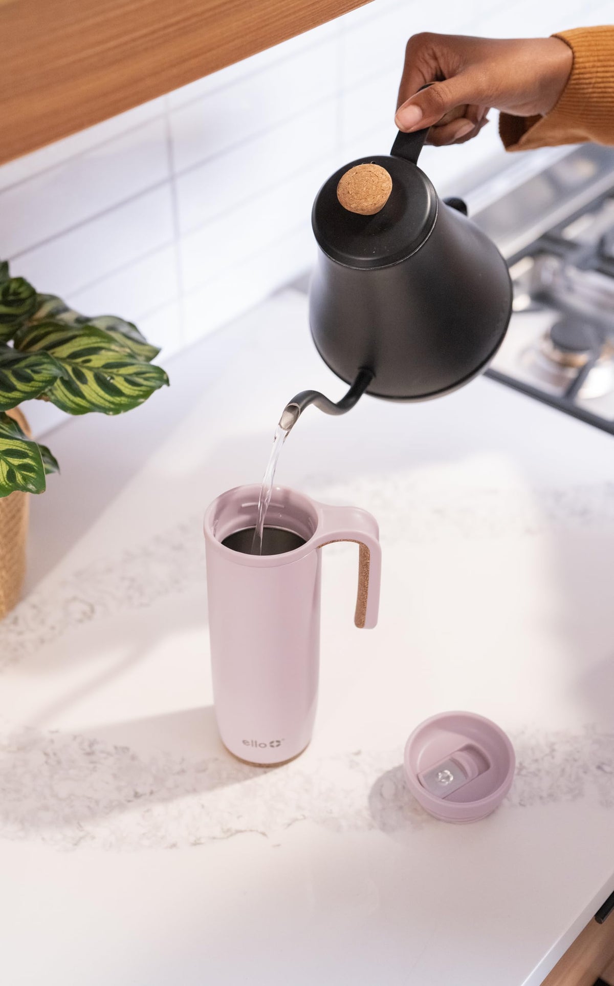 Ello Magnet leak-proof slider lid shown for splash-resistant transport