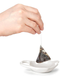 Elsjoy glossy ceramic dish with raised edges catches drips and stains.