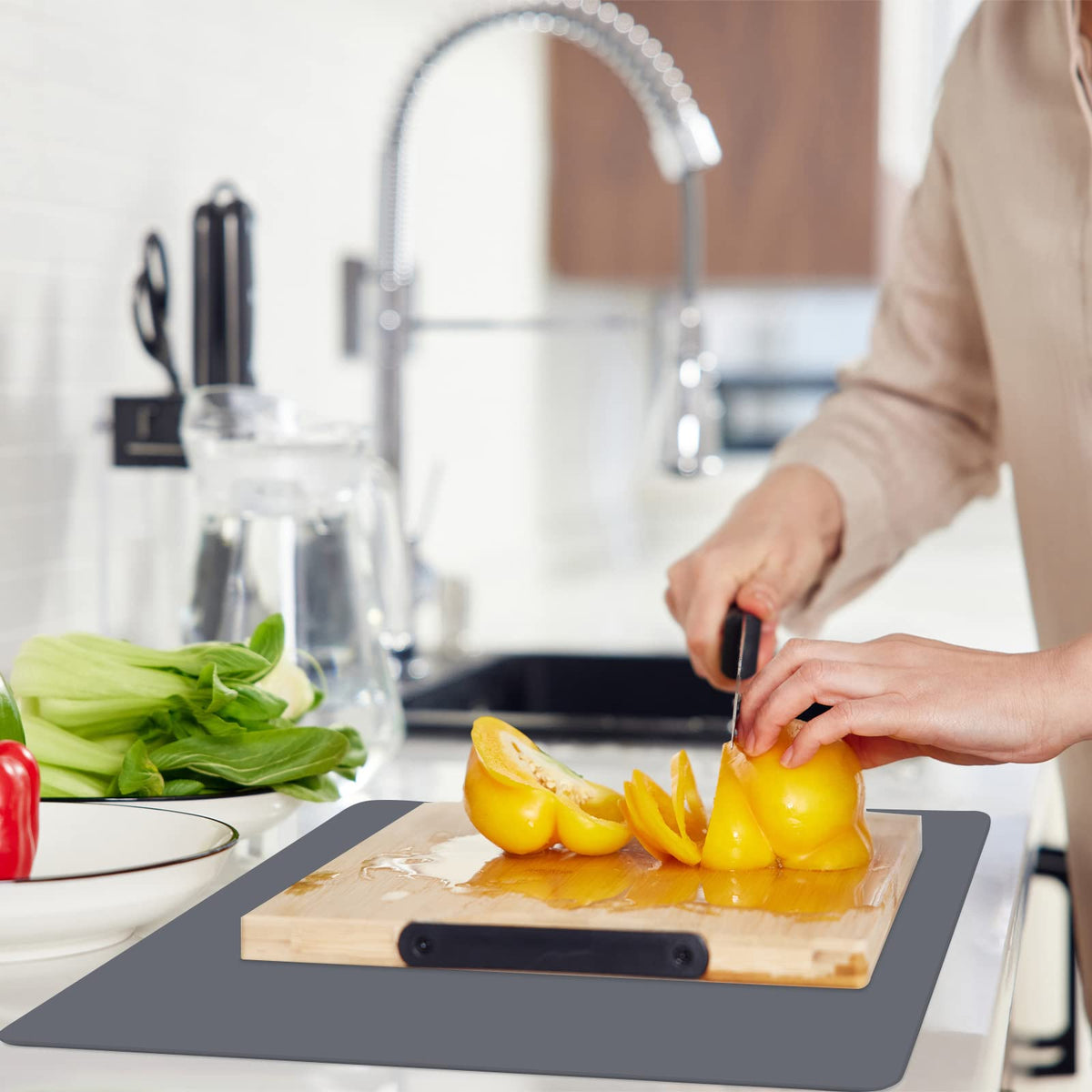 emolife 23.6x15.7 inch mat is non-slip and heat resistant