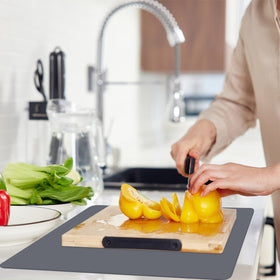 emolife 23.6x15.7 inch mat is non-slip and heat resistant
