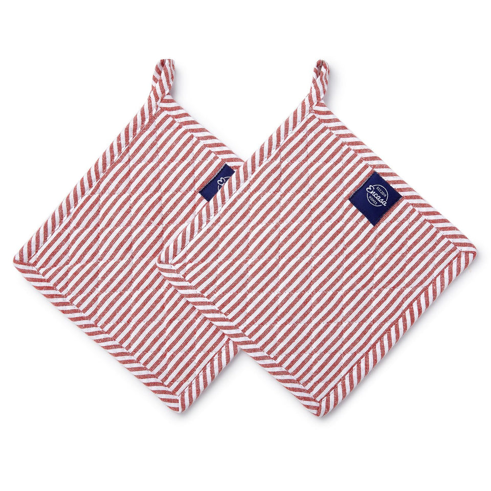 Encasa XO 8-inch quilted potholders protect hands when lifting hot dishes