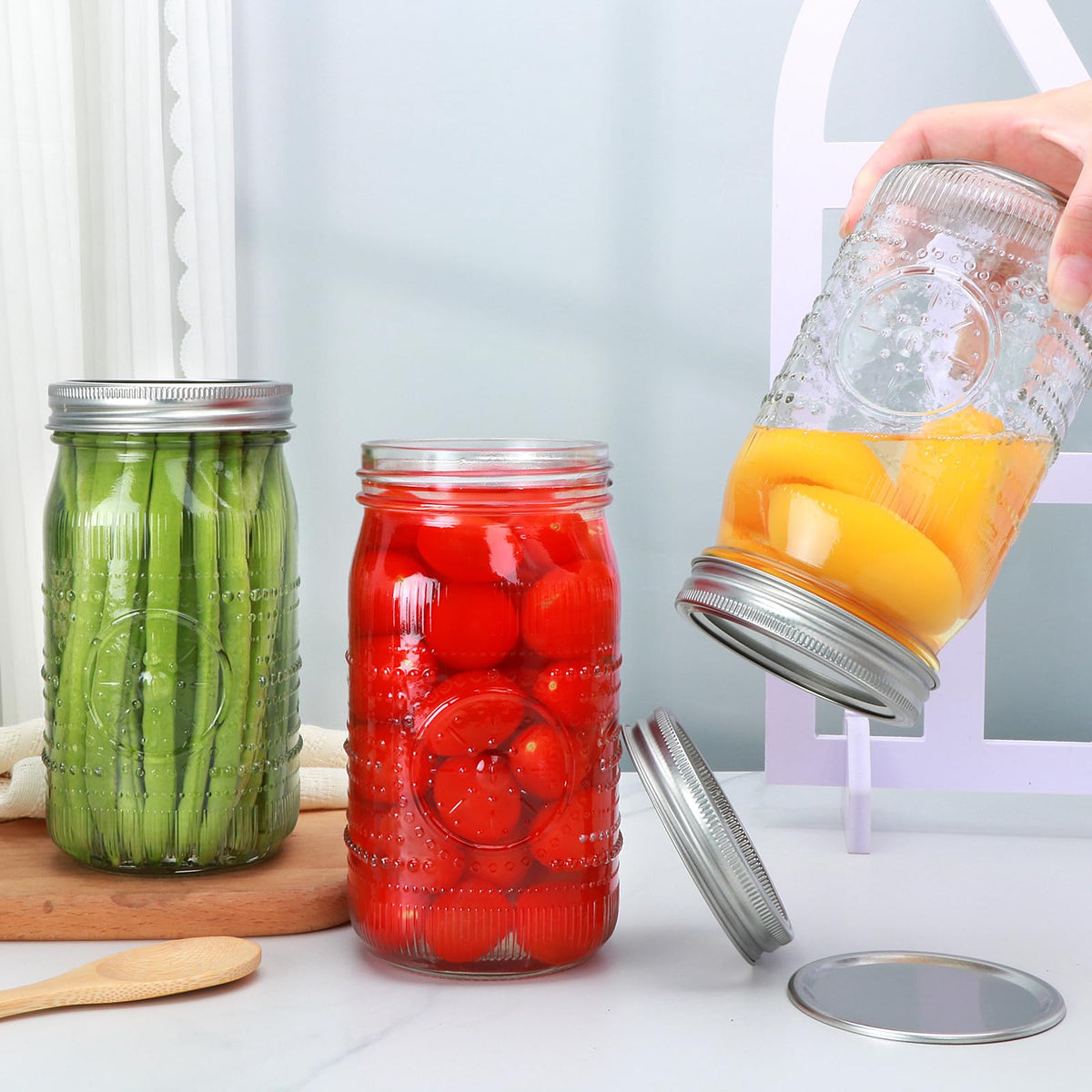 Encheng embossed quart jar provides a non-slip grip and vintage-inspired look.