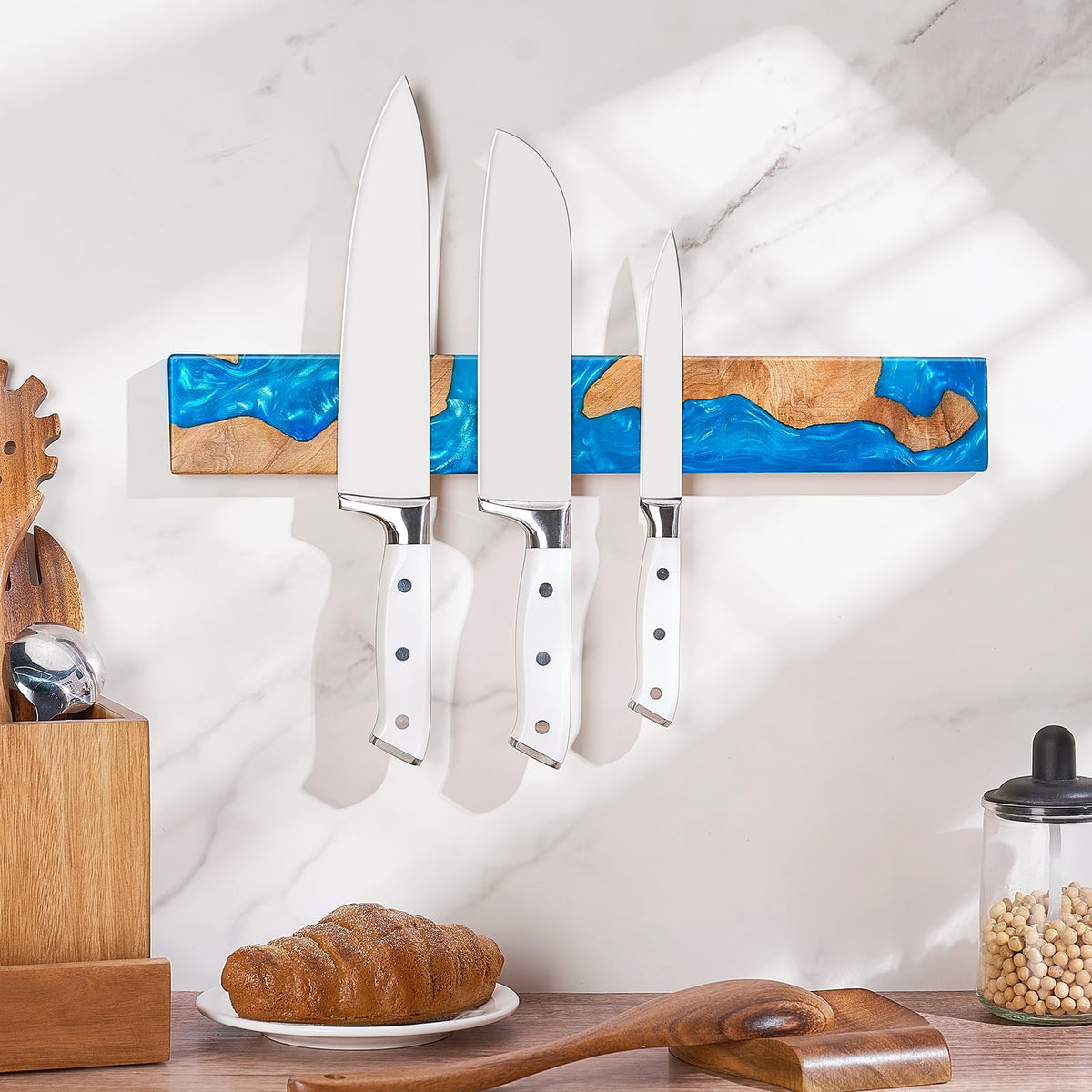 ENOKING full-length magnet bar secures knives firmly during prep.