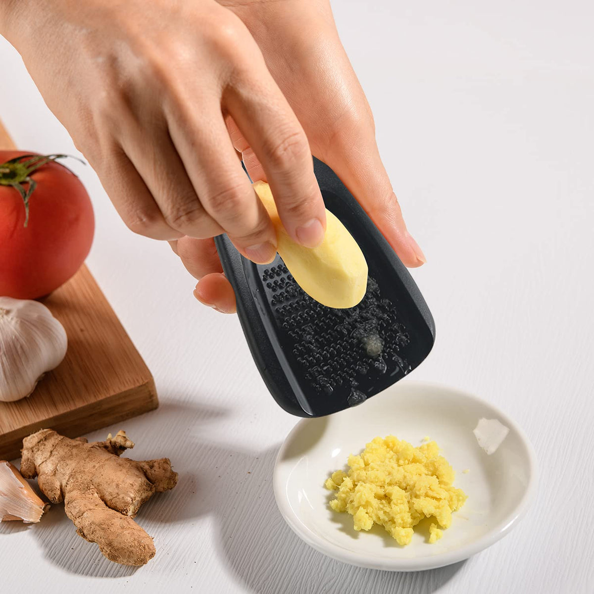 Esie Houzie swivel peeler for precise peeling of fruits and vegetables.