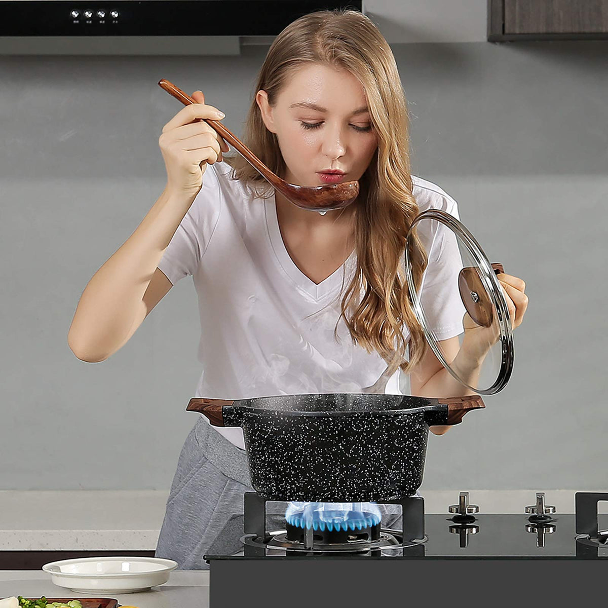 Side view of ESLITE LIFE stock pot with lid showing granite finish for pasta.