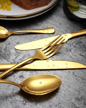 EUIRIO gold dinner knives combine precision with smooth safety.
