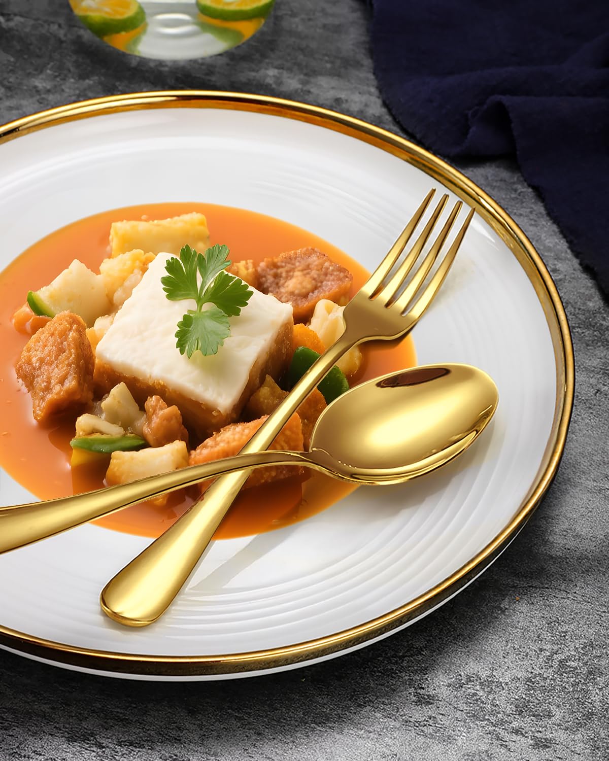 EUIRIO gold teaspoons brighten tea times and desserts.