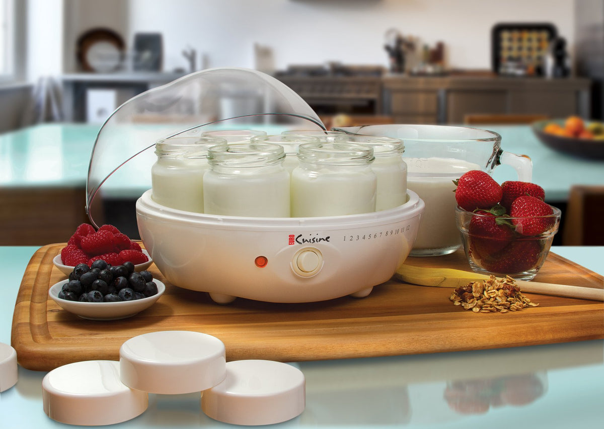 Euro Cuisine YM80 transparent lid shows yogurt progress during incubation.