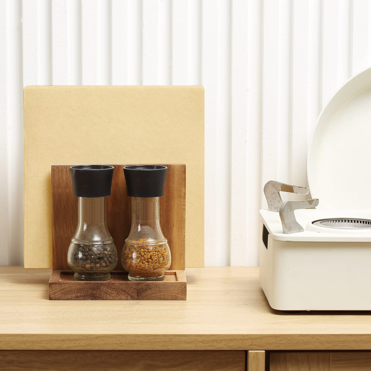 EverBBKing durable base keeps napkins and shakers steady during service.