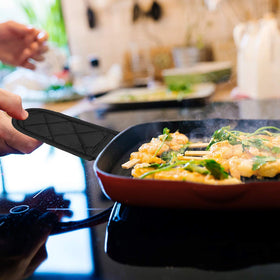 Evoio safe-removal handle protector helps grip hot pots from the oven