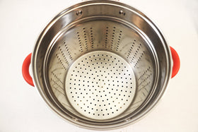 ExcelSteel 8 Qt pasta cooker with silicone handles for a safe grip when transferring.