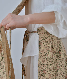 FADUOFA gardening cross-back apron protects clothes during yard work