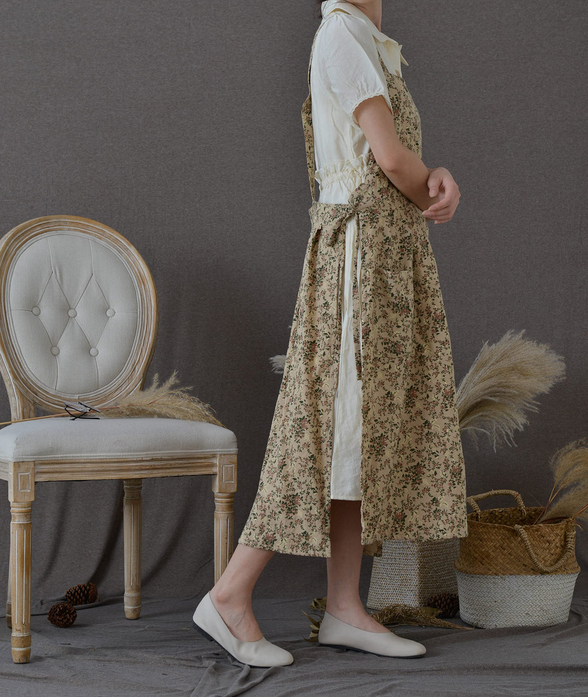 FADUOFA kitchen use cross-back apron suitable for various tasks in the kitchen