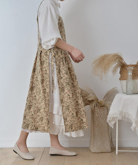 FADUOFA one-size cross-back apron modeled for comfortable wear