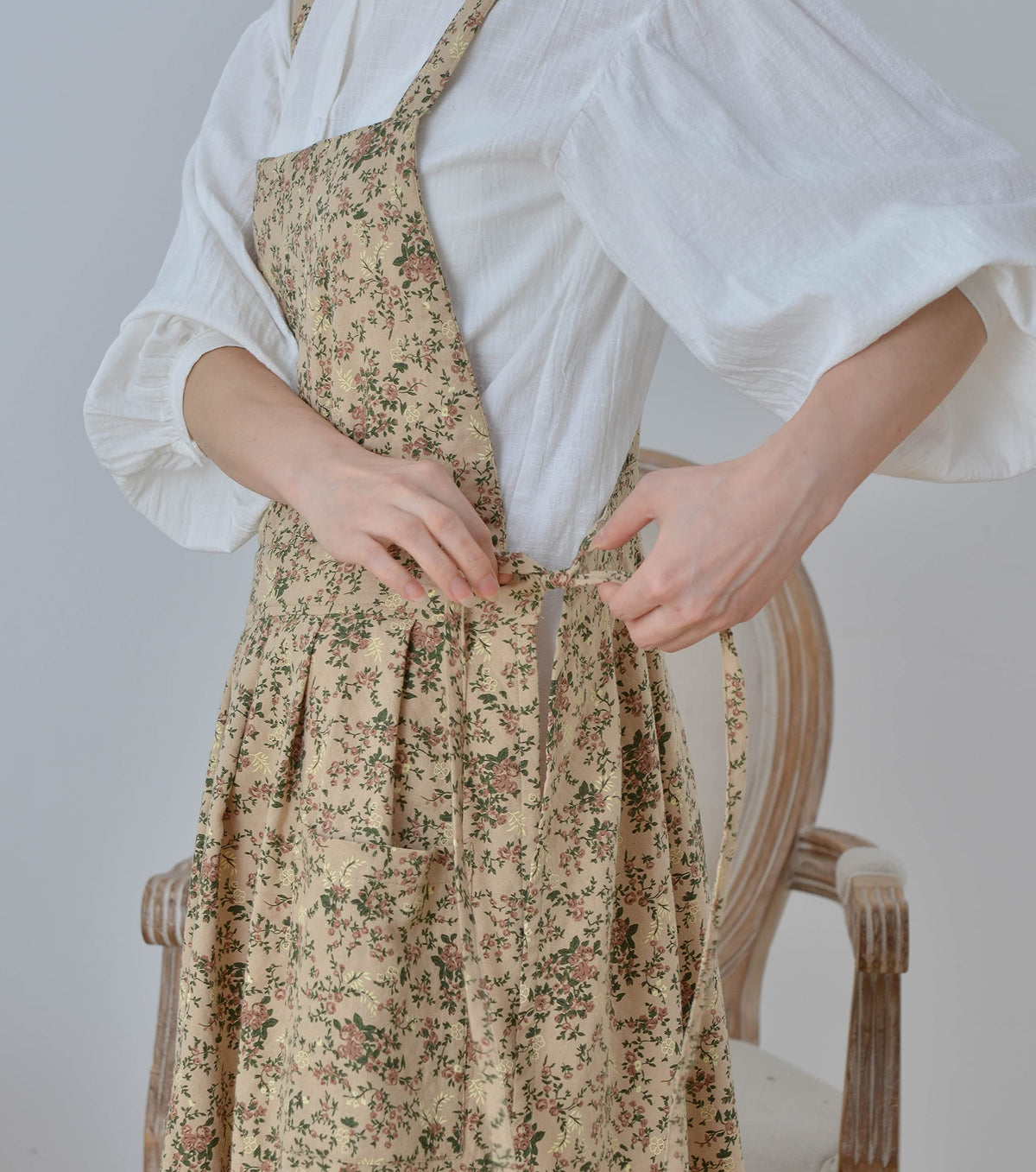 FADUOFA painting cross-back apron suitable for studio use