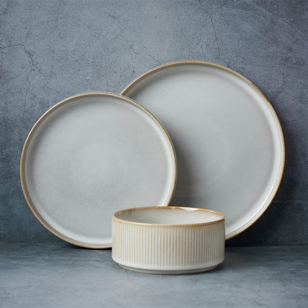 Famiware Star 10-inch plate with ribbed edge for everyday meals.