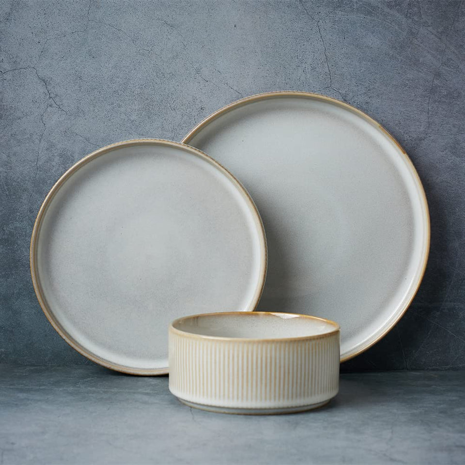 Famiware Star 10-inch plate with ribbed edge for everyday meals.