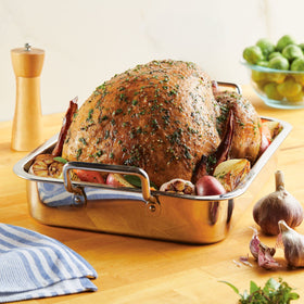Farberware Classic Traditions mirror-polished exterior enhances table presentation.