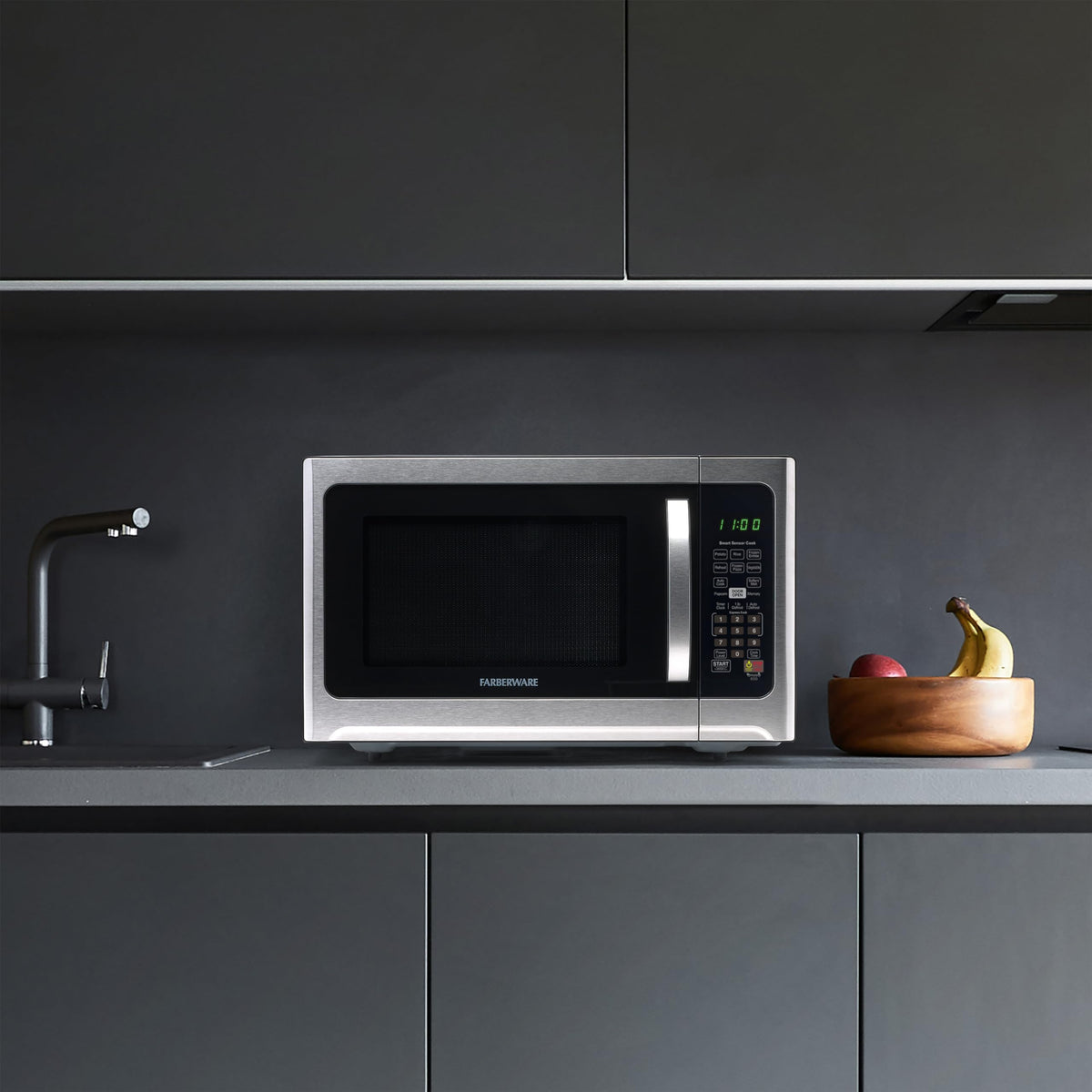 Farberware easy-clean interior simplifies maintenance after meals