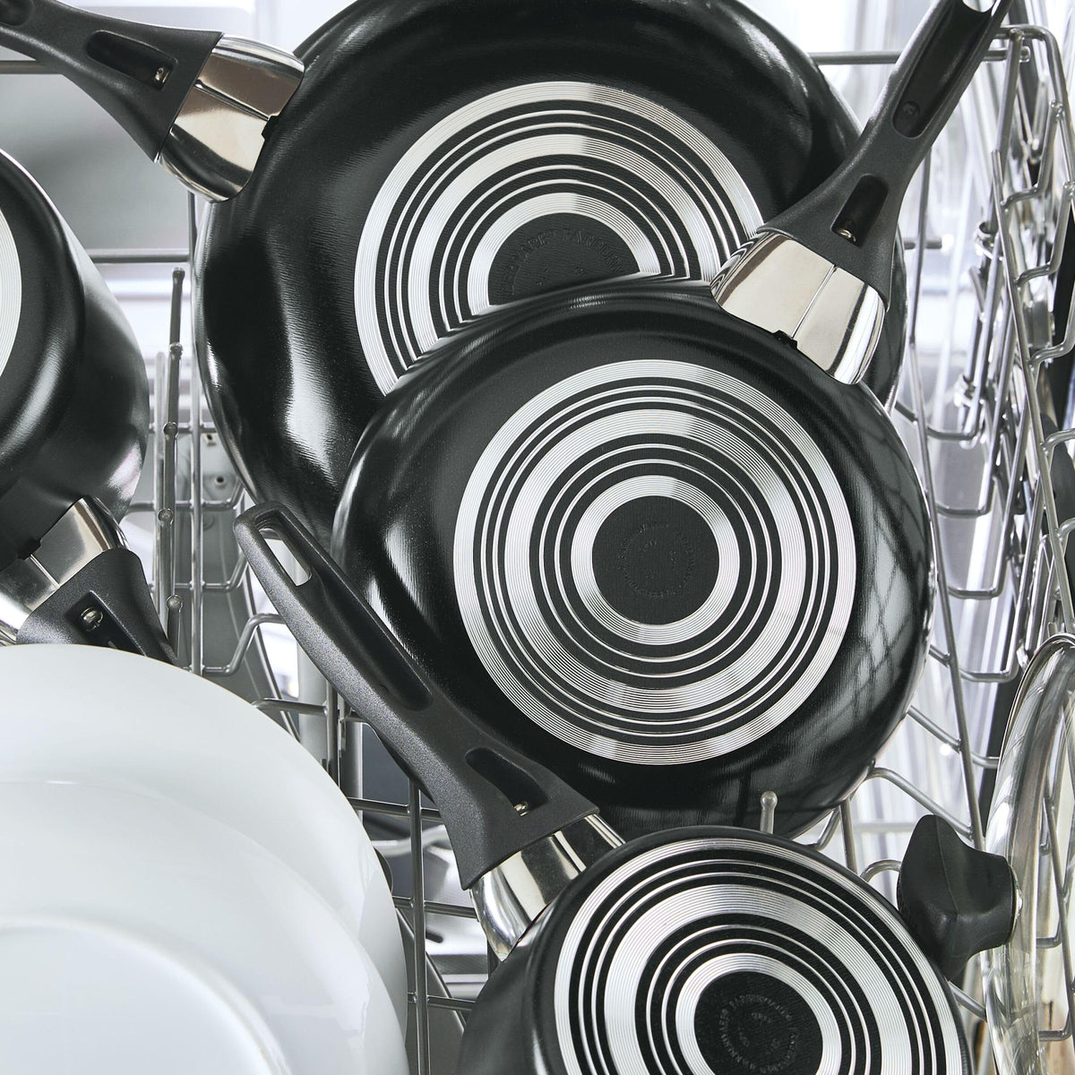 Farberware jumbo cooker helper handle lets you lift heavy dishes safely.