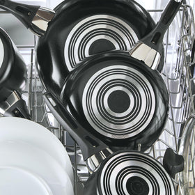 Farberware jumbo cooker helper handle lets you lift heavy dishes safely.