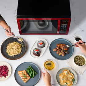 Farberware microwave easy-clean interior and exterior finish supports quick maintenance.