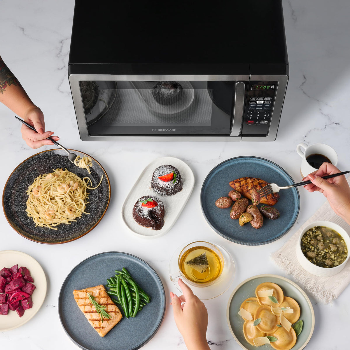 Farberware microwave defrost settings by weight or time for convenience.