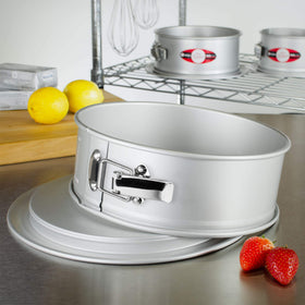 Fat Daddio's reflective surface promotes even heating and faster cooling.
