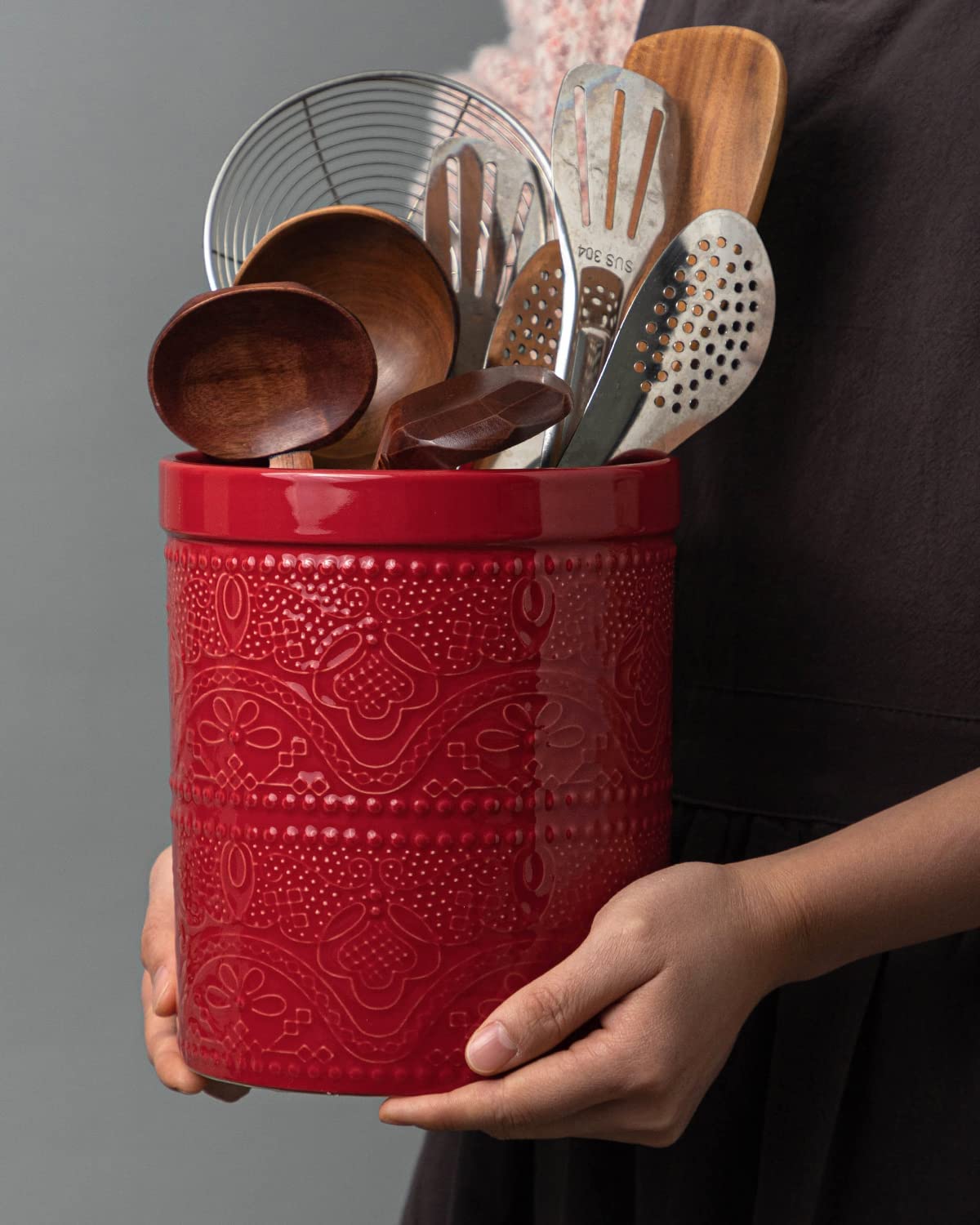 FE FUN ELEMENTS sturdy base protects counters during busy cooking.