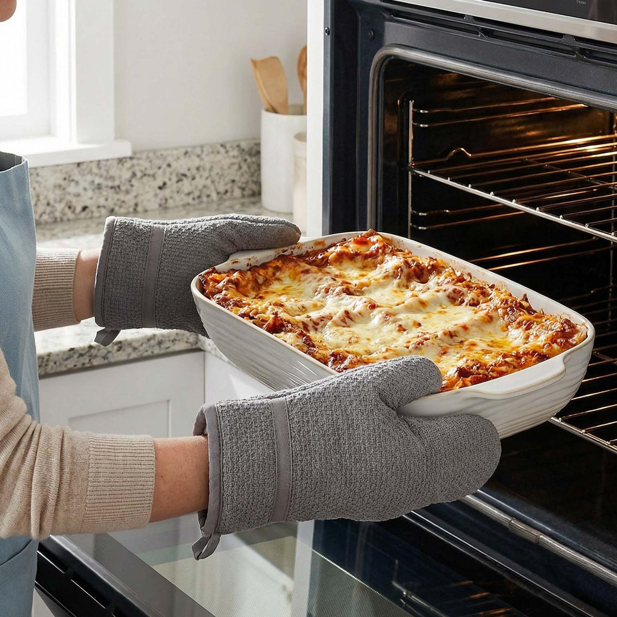 Feenmai oven-safe dish compatible with microwave and dishwasher.