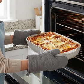Feenmai oven-safe dish compatible with microwave and dishwasher.