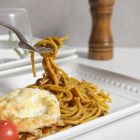 Feenmai oven-safe ceramic trays withstand hot dishes while serving.