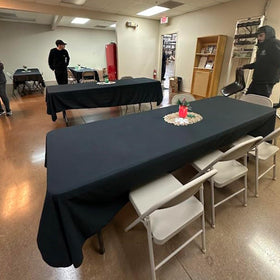 FindYou stain-resistant tablecloth protects surfaces during meals