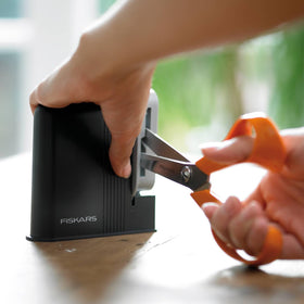 Fiskars Clip-Sharp weighs 75 g for portable sharpening on the go.