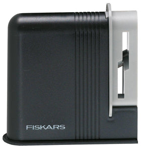 Fiskars Clip-Sharp sharpener with integrated body handle ensures stable sharpening.