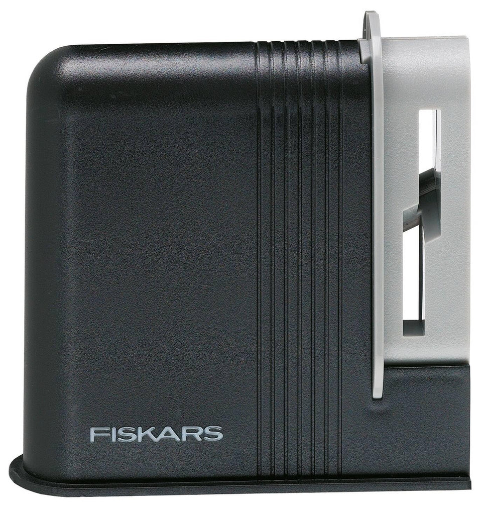 Fiskars Clip-Sharp sharpener with integrated body handle ensures stable sharpening.