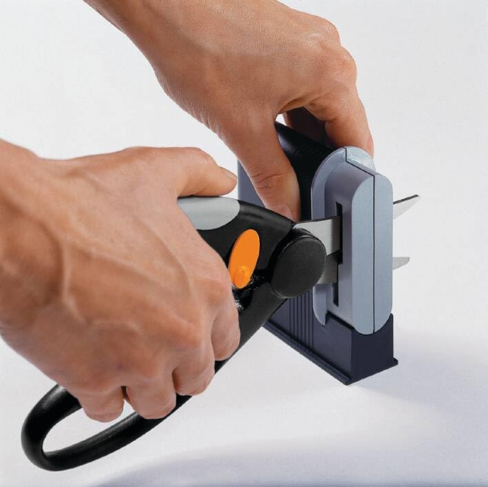 Fiskars Clip-Sharp supports both right- and left-handed users.