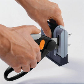 Fiskars Clip-Sharp supports both right- and left-handed users.