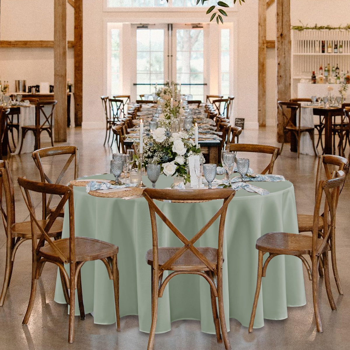 Fitable machine-washable tablecloths simplify post-event cleaning.