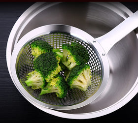 FJNATINH Stainless steel spoon doubles as a mesh strainer.