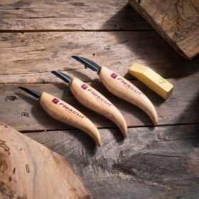 Flexcut KN500 ash wood grip close-up highlighting steady control.