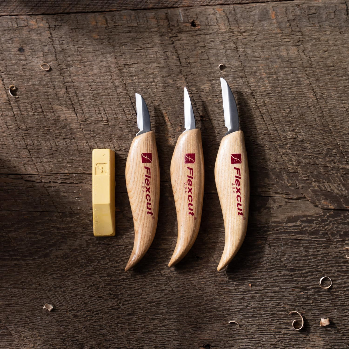 Flexcut KN500 ergonomic ash handle for comfortable carving sessions.