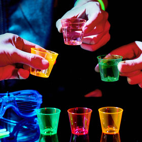 FOCUSLINE green neon glass supports color-coded serving at large events.