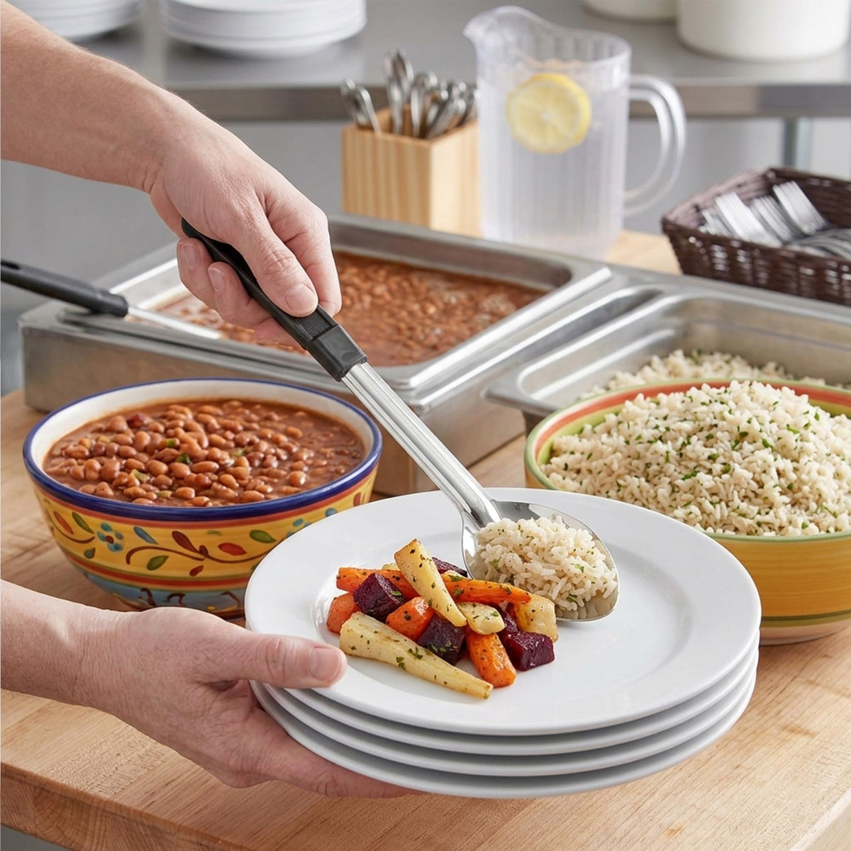 FolksField spoon featuring anti-slip notch prevents drops during service.