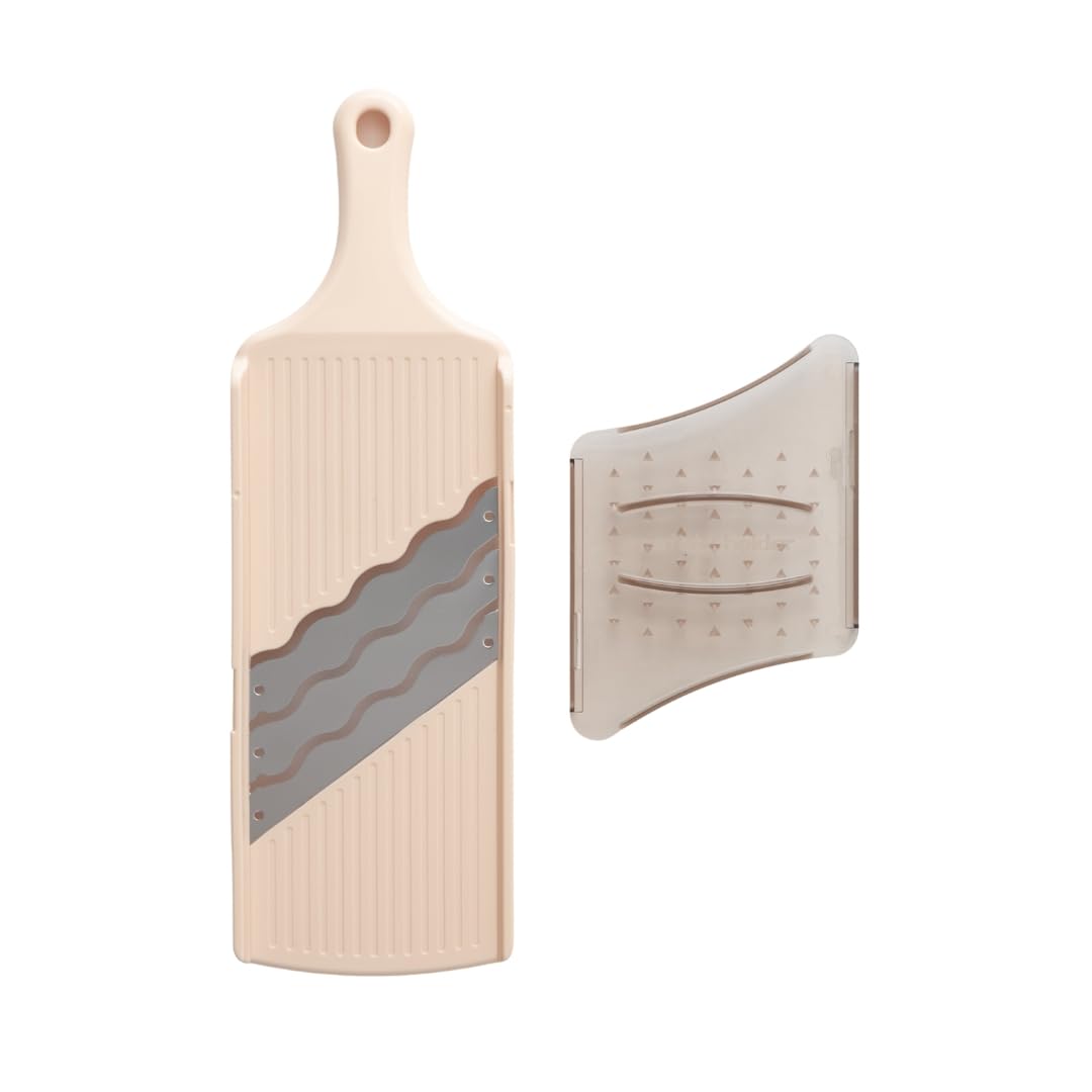 Forest Originals Arnest cabbage slicer with wide cutting area for quick half-cabbage shredding.