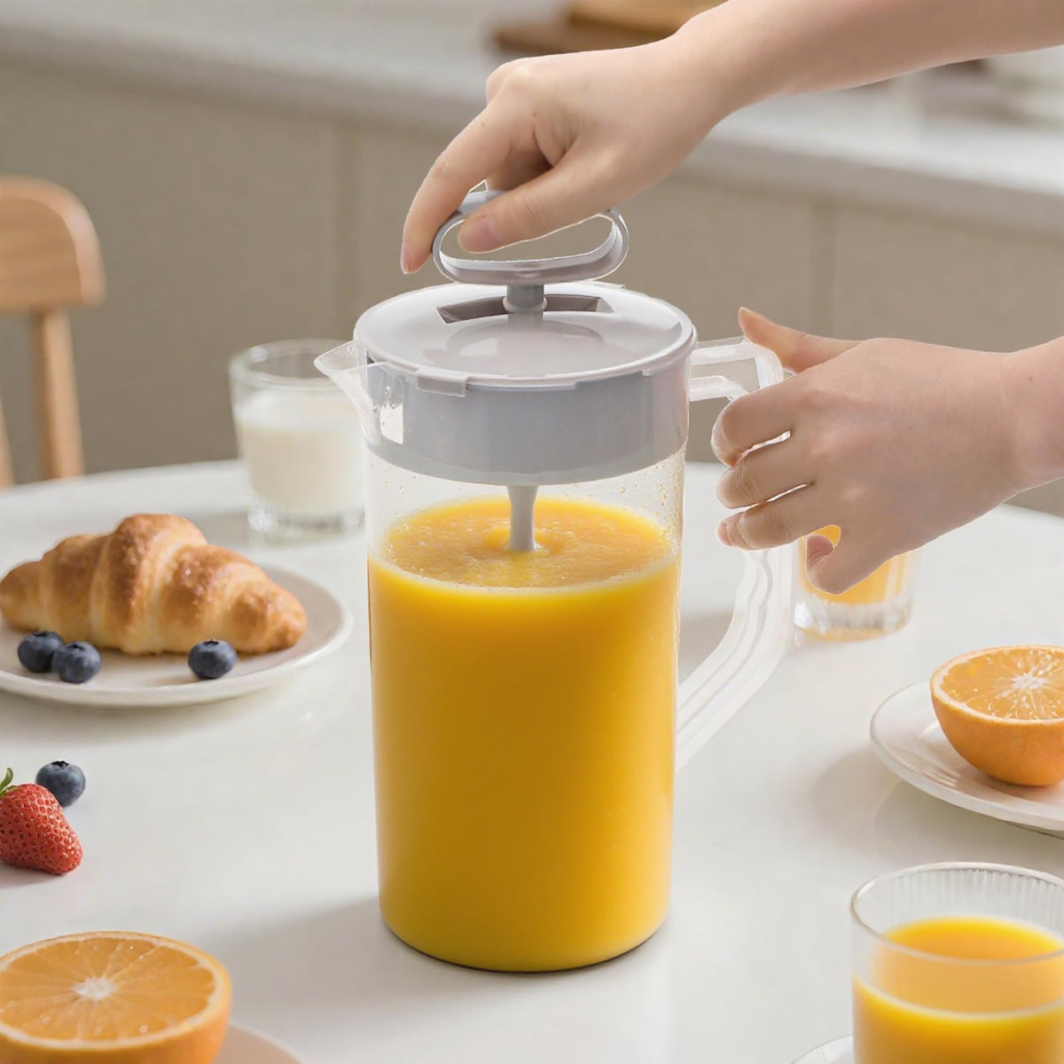 Frcctre built-in scale line helps monitor mix ratios at a glance.