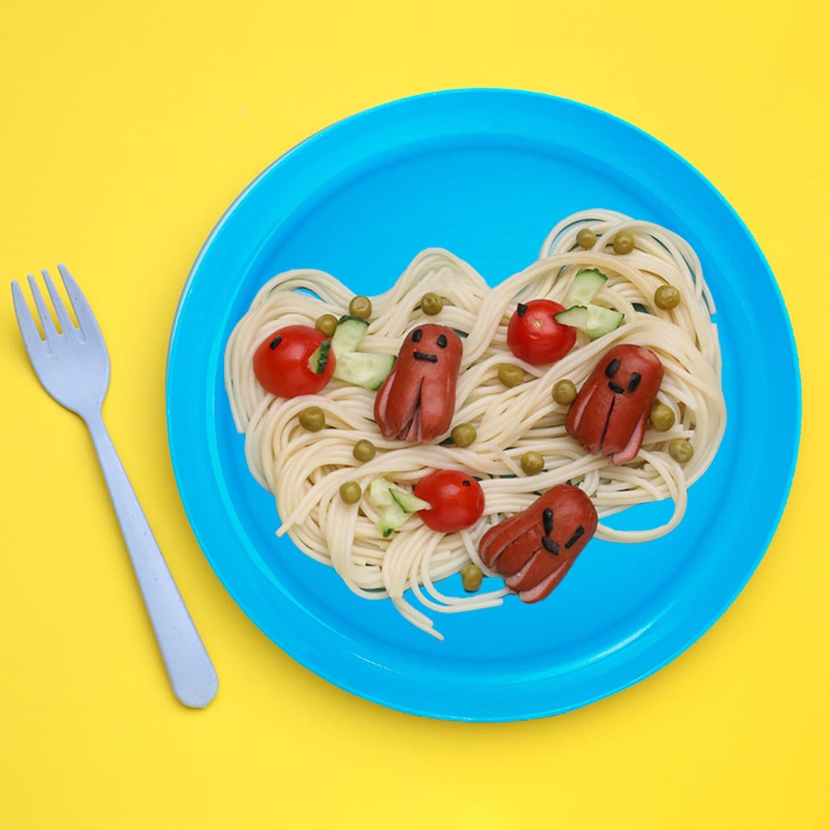 Frcctre rounded-edge plates provide comfortable handling for kids