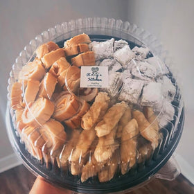 Frcctre takeout tray set ready for delivery and pickup.