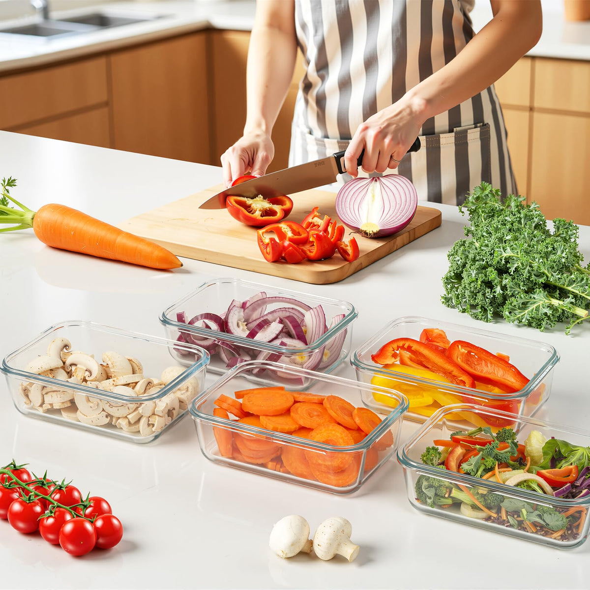 Freshmage leakproof 4-clip snap locks keep soups and sauces secure.