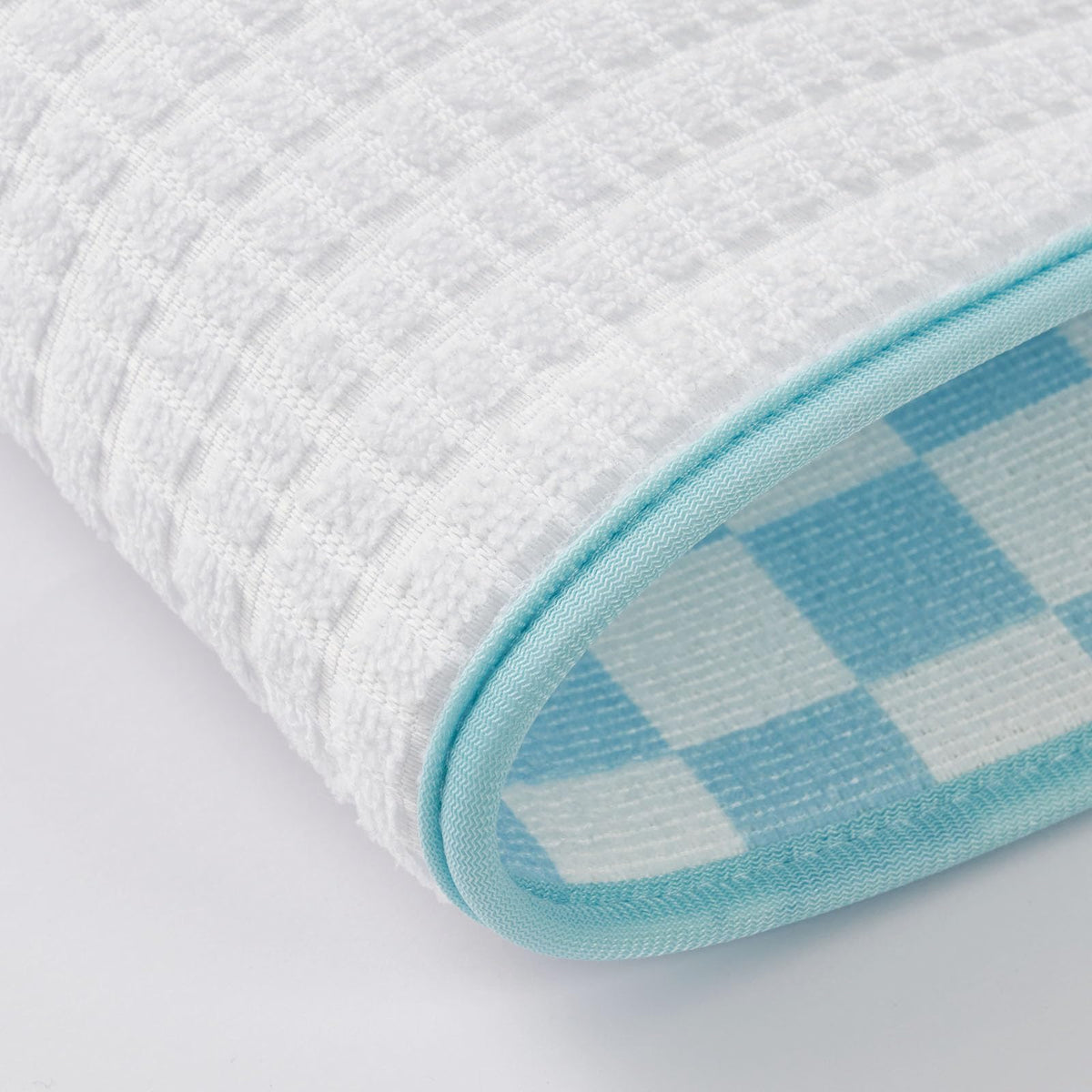 FreshMint machine-washable microfiber mat cleans easily after use.